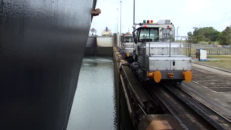 Locomotoras-Tirando-Lentamente-Del-Crucero-En-La-Cámara-De-Las-Esclusas-De-Gatun,-Canal-De-Panamá