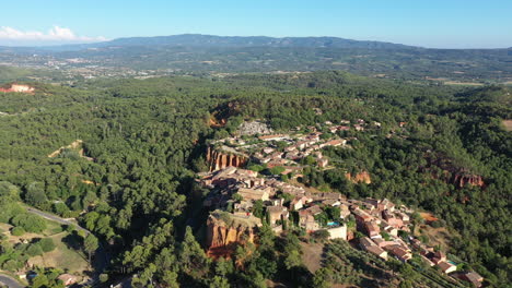 Große-Luftaufnahme-Des-Berühmten-Dorfes-Roussillon-Für-Seine-Ockervorkommen