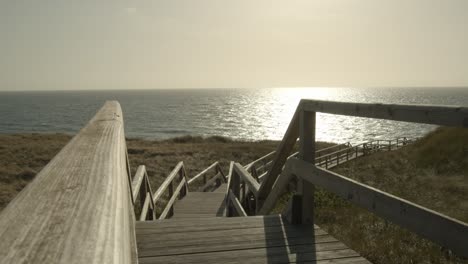 Holzsteg-Durch-Die-Dünen-Von-Sylt-Mit-Der-Nordsee-Im-Hintergrund-4k-60fps