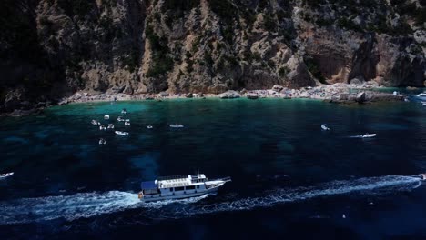 Barco-Turístico-Que-Inaugura-Una-Playa-Superpoblada-En-Cerdeña.