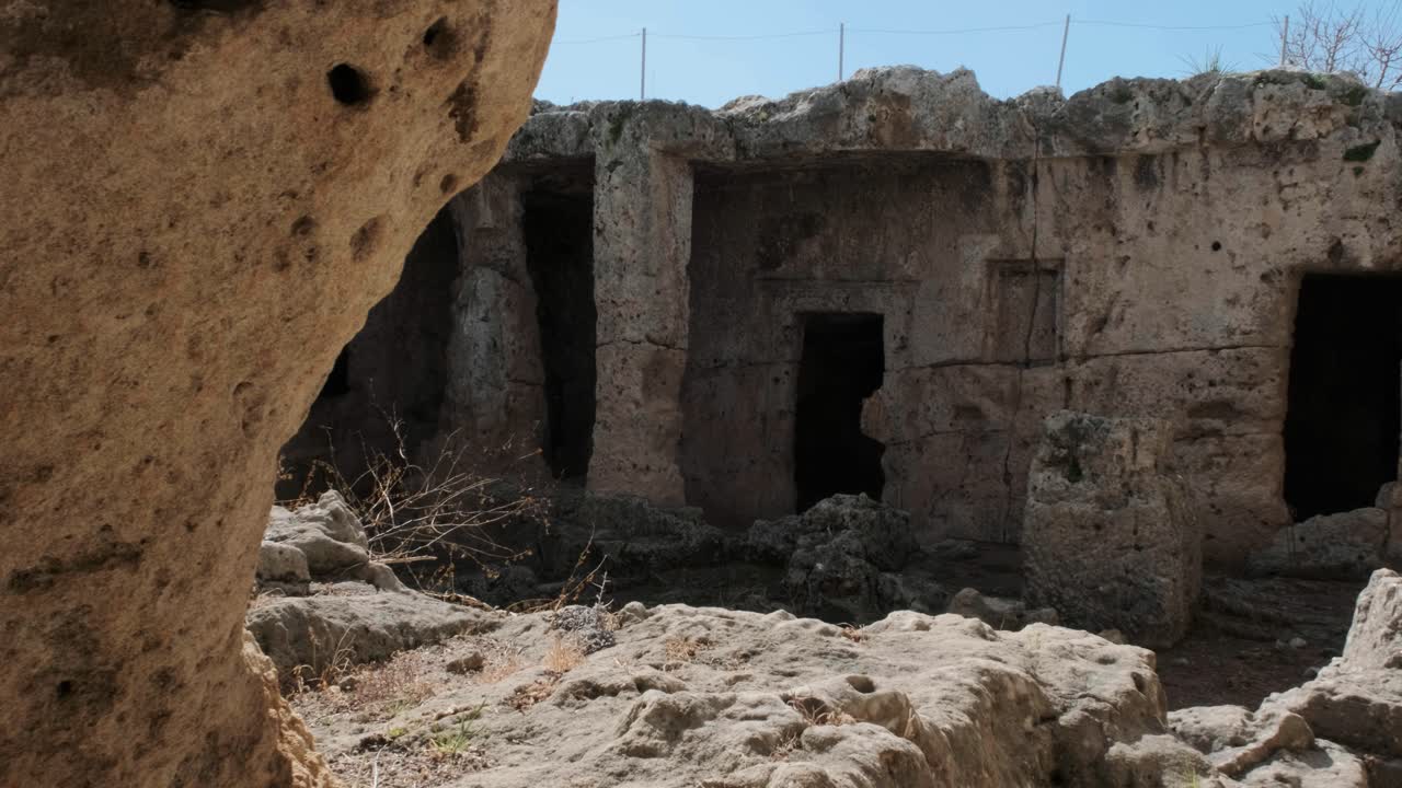 revelación panorámica de antiguas ruinas de piedra de una antigua necrópolis romana en anavargos paphos, chipre.