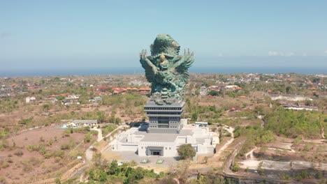 la estatua del dios hindú garuda wisnu kencana, también conocida como la estatua gwk, es una estatua de 122 metros de altura ubicada en el parque cultural garuda wisno kencana, bali, indonesia.