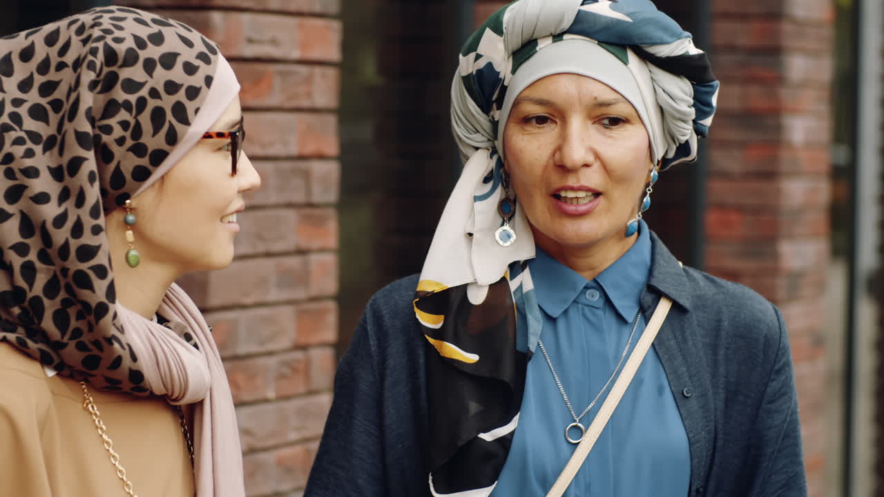 행복한 여성 친구들이 밖에서 이야기하고 있습니다.