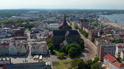 Vista-Aérea-Panorámica-Del-Centro-Histórico-De-La-Ciudad-Con-La-Iglesia-De-Santa-María.-Amplia-Calle-Recta-Con-Vías-De-Tranvía-Rodeada-De-Grandes-Edificios