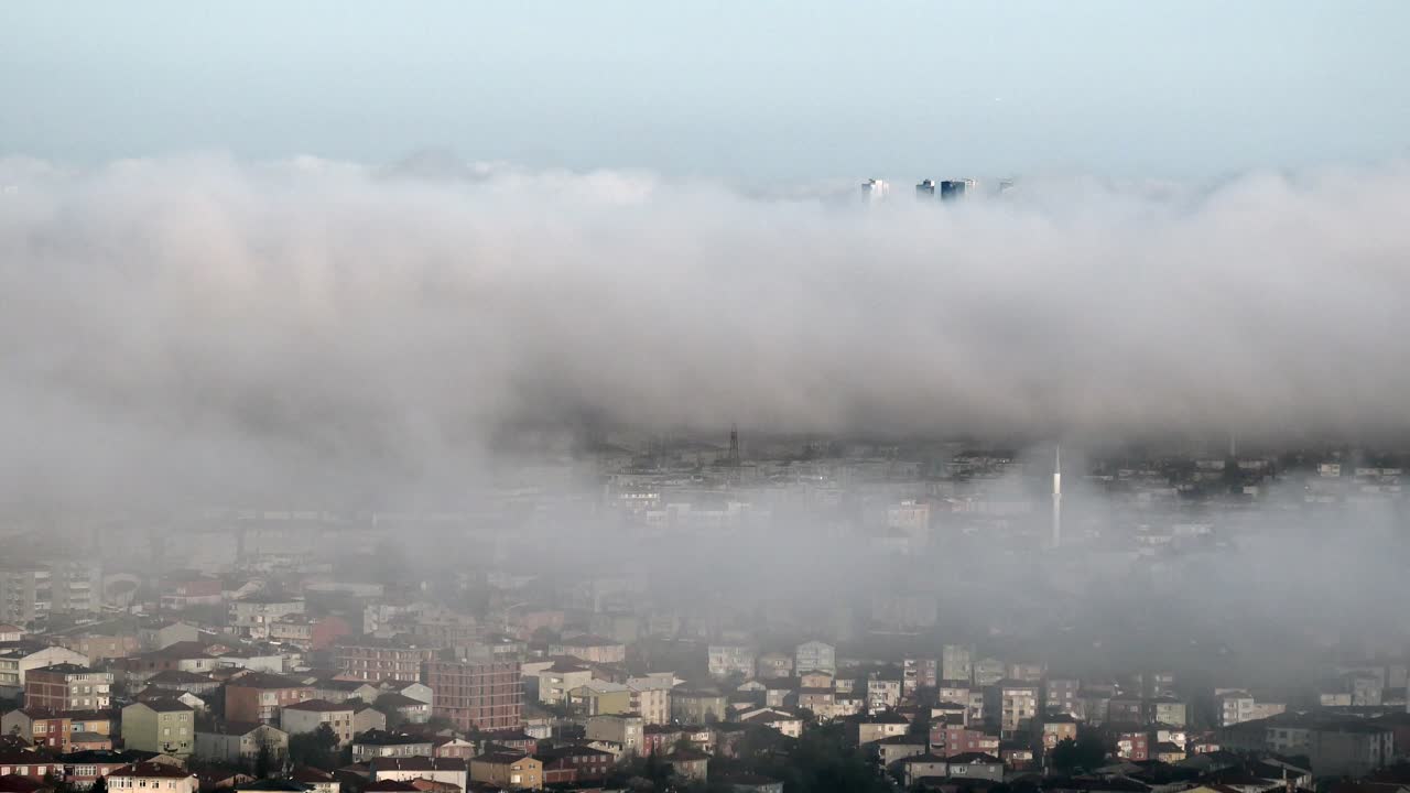 아침 안개로 뒤인 도시