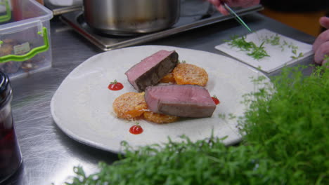 chef preparando un plato de bistec gourmet