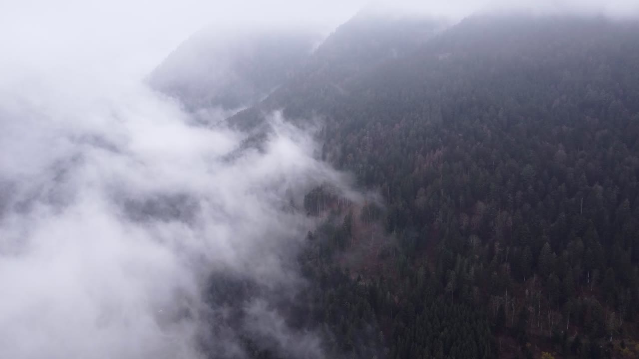 vista aérea de un valle oscuro de montaña con nubes en movimiento durante el otoño en vosges, francia, 4k