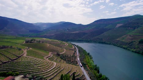 tren conduciendo a lo largo del río douro y terrazas de viñedos en portugal