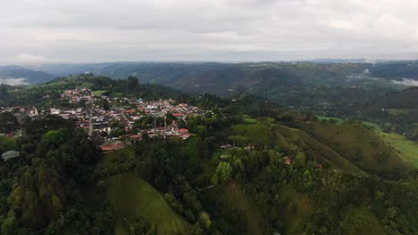 descripción general de la ciudad colombiana tradicional en colinas verdes