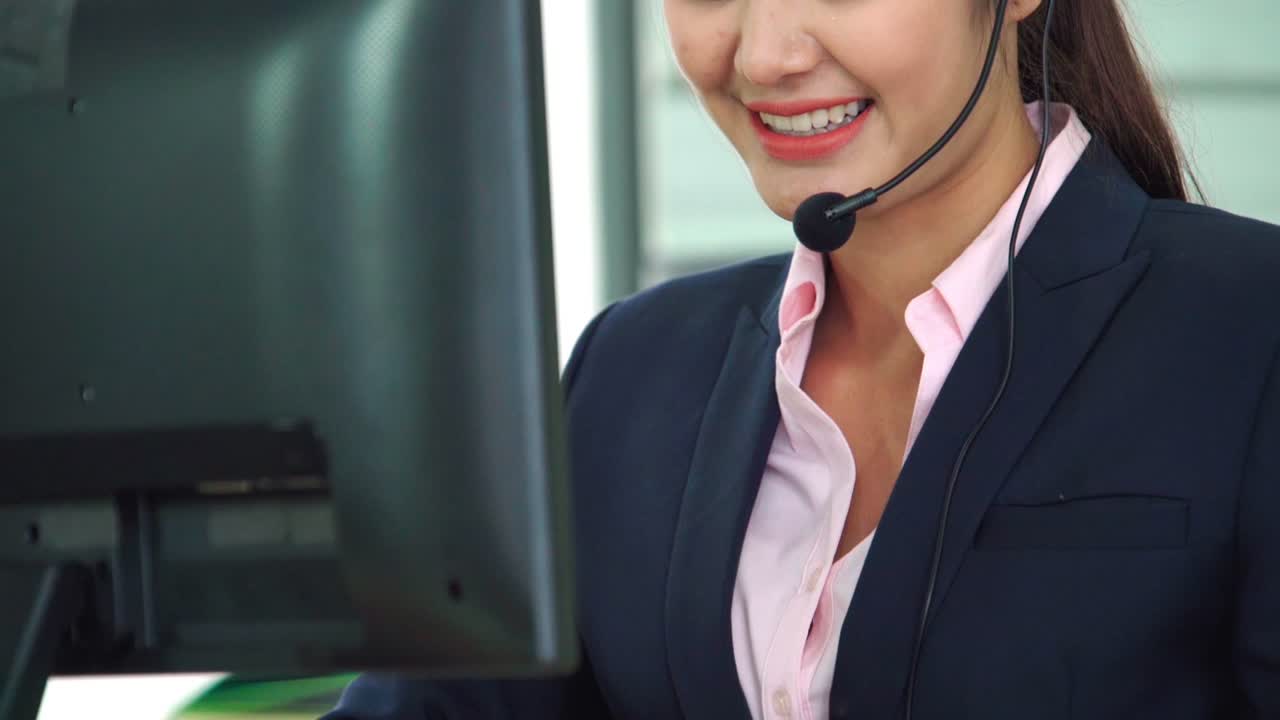 사무실 에서 일 하는 헤드 ⁇  을 착용 한 사업가 들