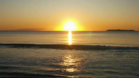 romántico amanecer dorado en la playa