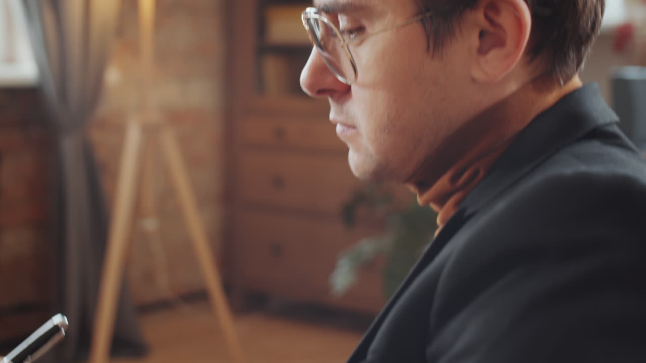 심리학자 가 치료 세션 도중 듣고 메모 를 작성 하는 것