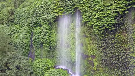 Urlaubsparadies-Im-Wald-Mit-Großem-Breitem-Wasserfall-Atemberaubende-Luftaufnahme-Flug-Aufsteigend-Drohne-Aufnahmen-Benang-Kelambu-Lombok-Indonesien-Filmische-Ansicht-Von-Oben-Touristenführer-Von-Philipp-Marnitz