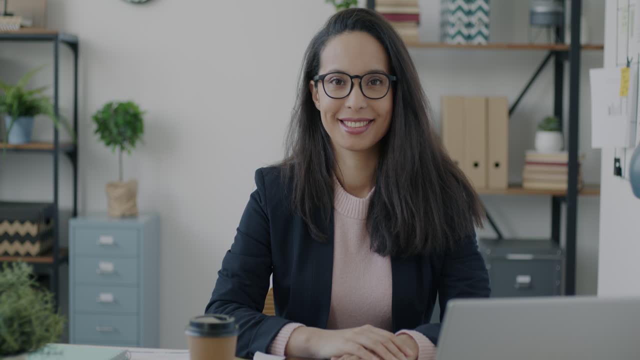 mujer de negocios en una oficina moderna