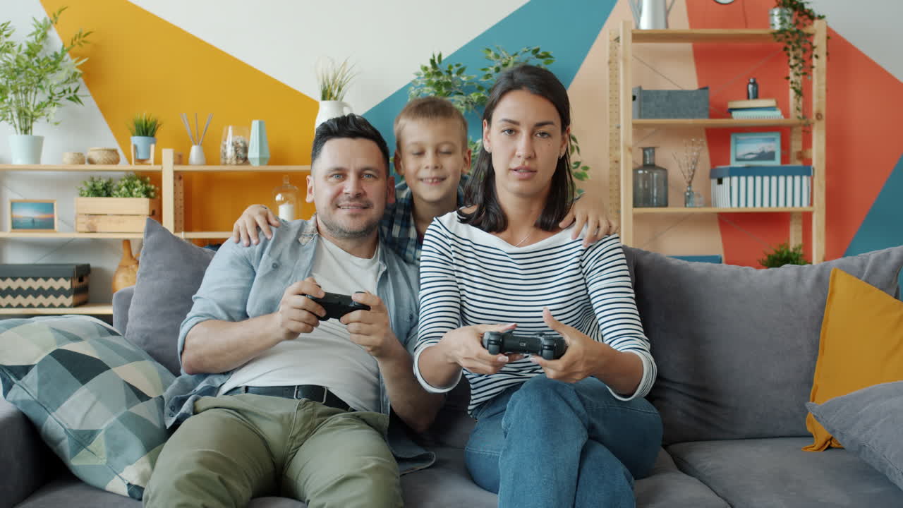 familia jugando videojuegos juntos