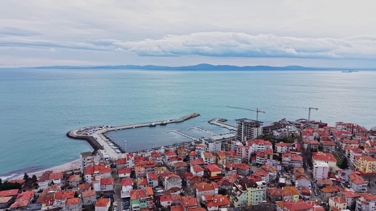 Vista aerea di una città costiera con porto e edifici sul mare