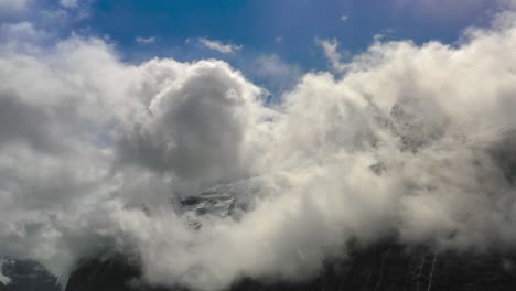 gebirgswolken-draufsichtlandschaft. schöne natur norwegen naturlandschaft