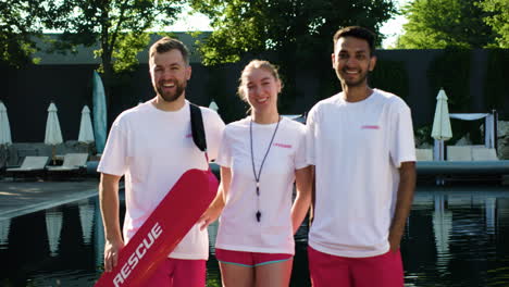 equipo de socorristas en la piscina