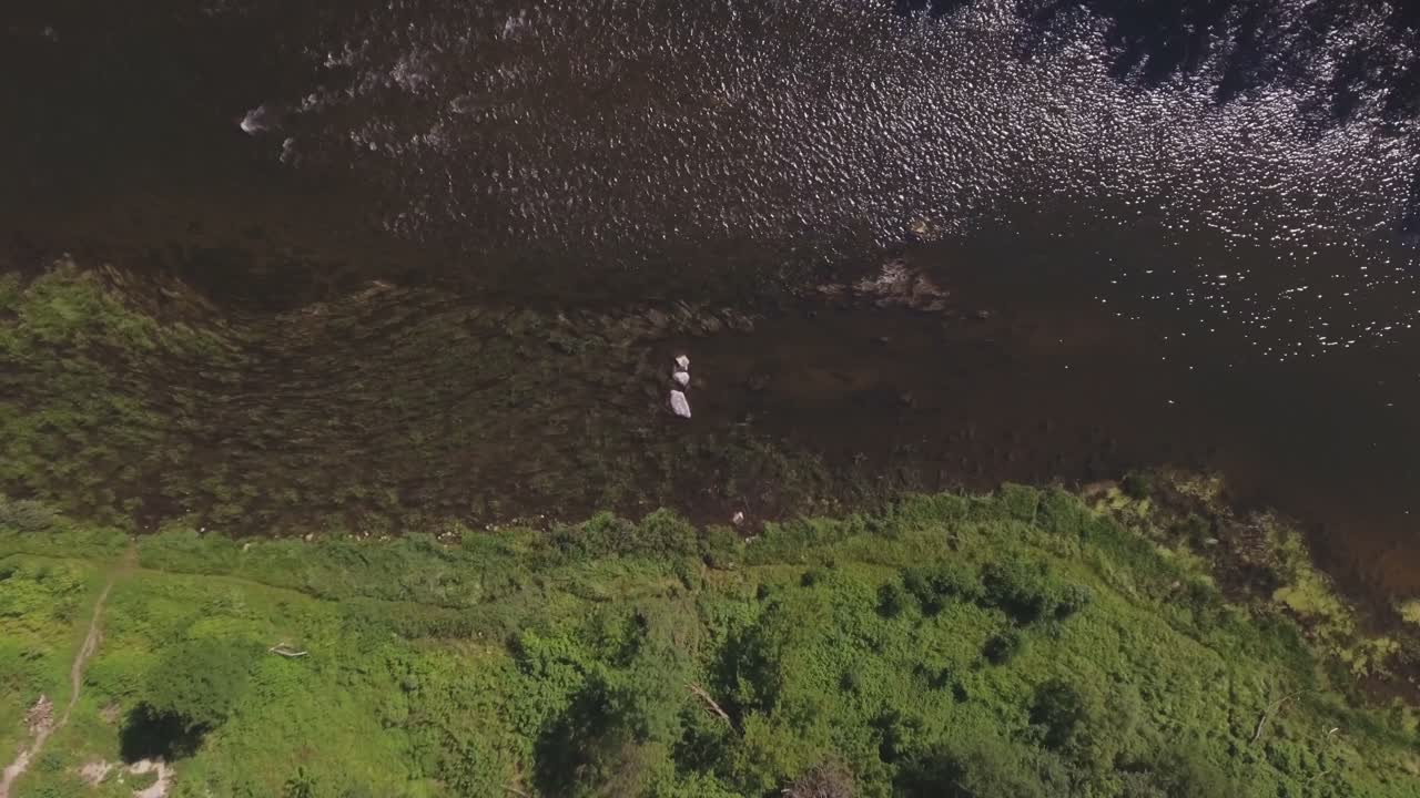 "세 형제"는 화창한 여름날 네리스 강에서 돌이라고 불립니다-1