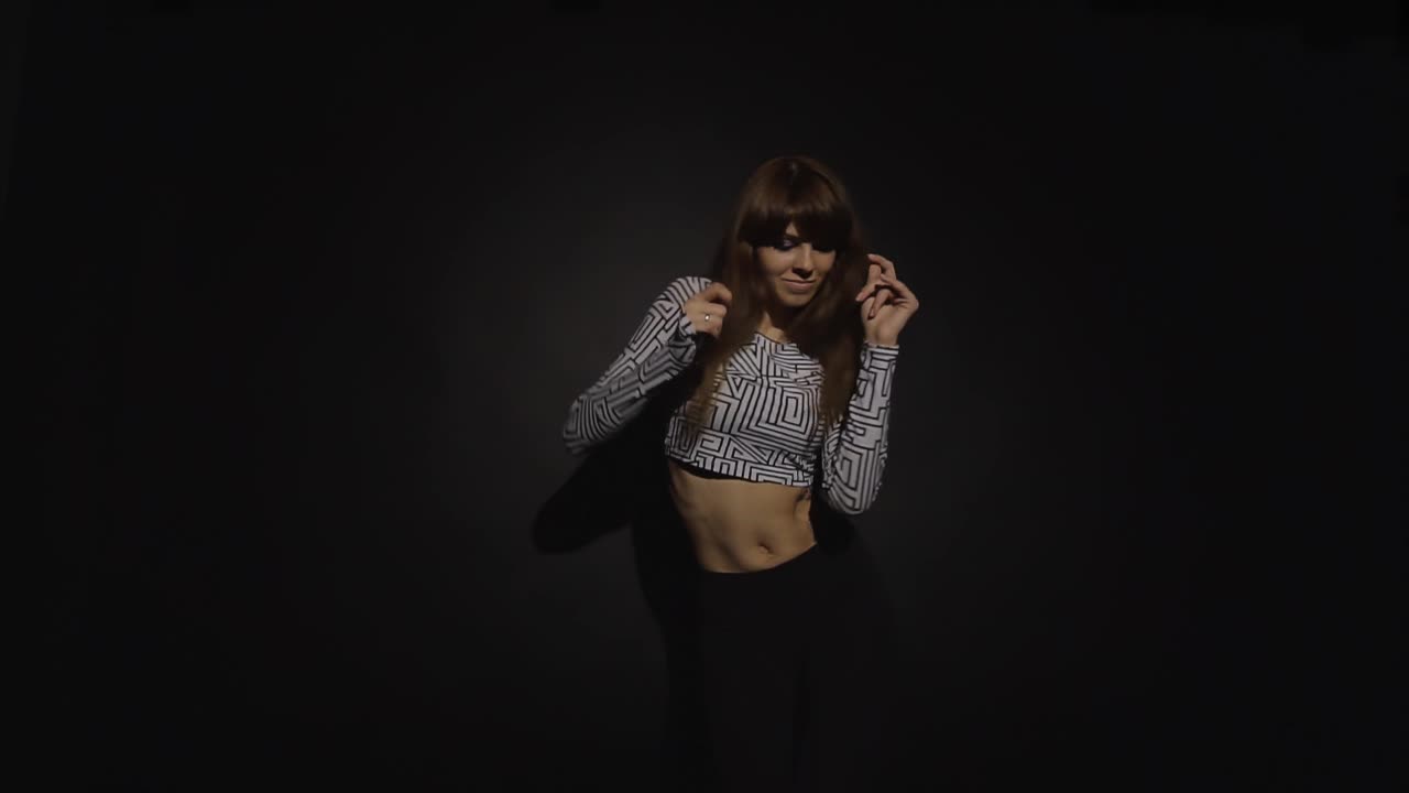 mujer bailando en un estudio