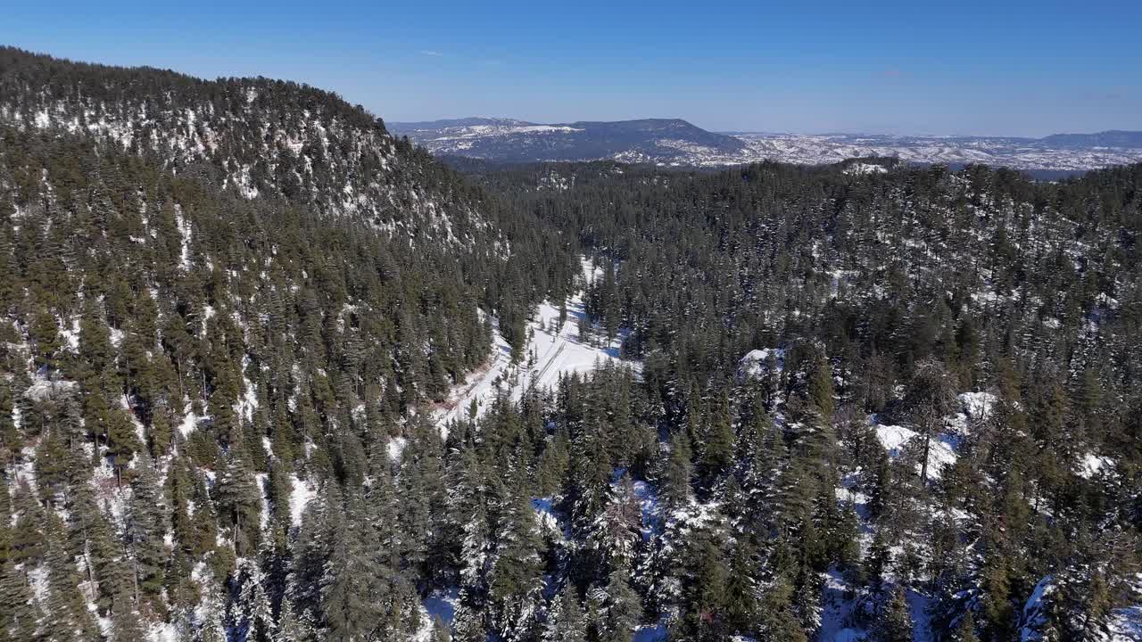 fotografía de aviones no tripulados de cadenas montañosas y paisajes establecidos en el valle completamente cubierto de nieve
