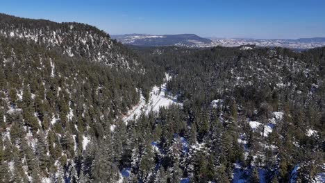 -Toma-De-Drones-De-Cadenas-Montañosas-Y-Paisajes-Ubicados-En-El-Valle-Completamente-Cubiertos-De-Nieve.