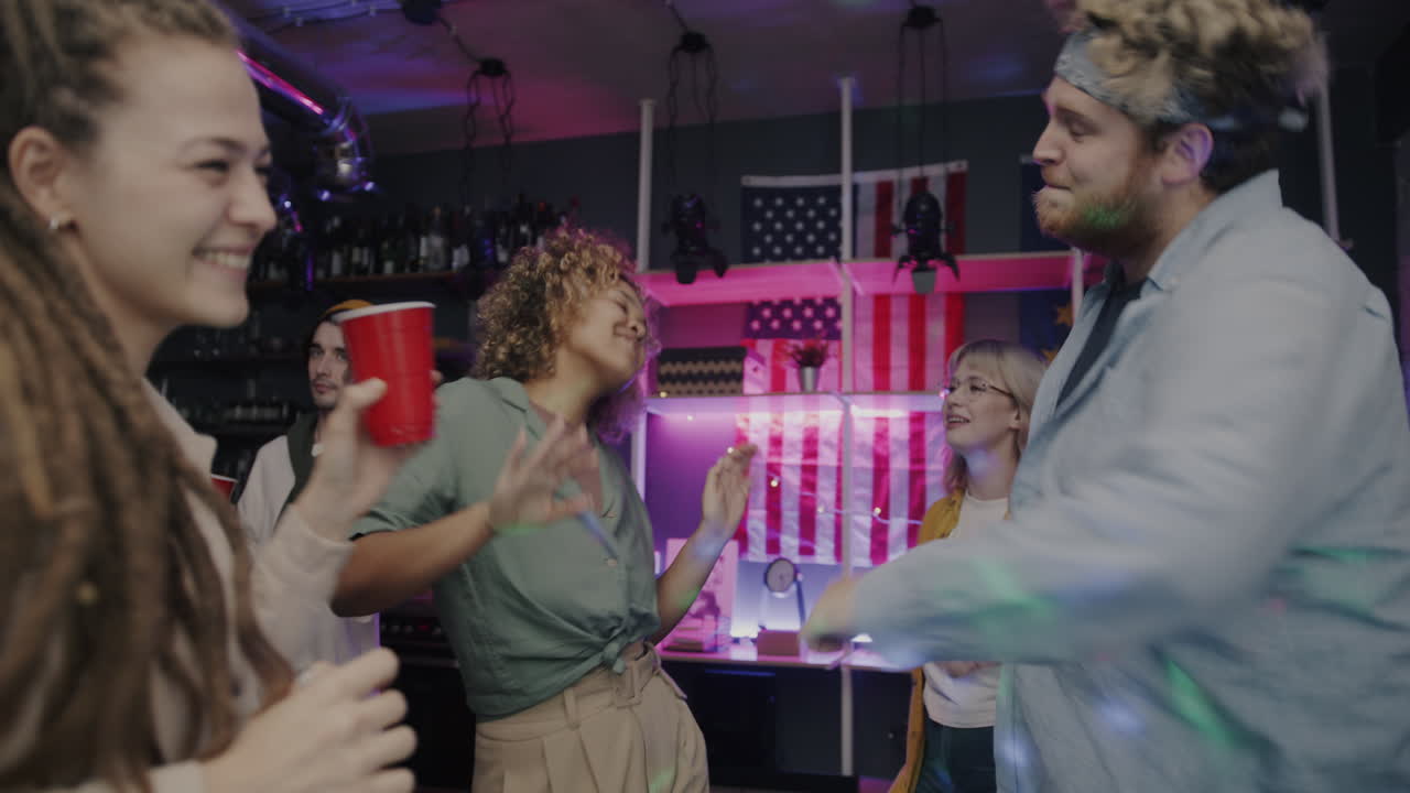 amigos bailando en una fiesta