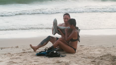 pareja después de la sesión de buceo