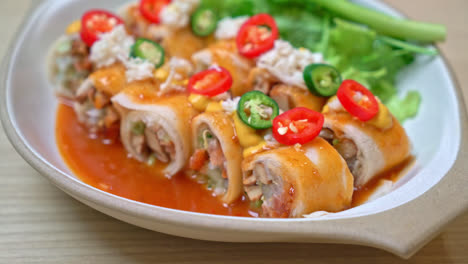 Rollito de primavera fresco con cangrejo y salsa y vagetable - estilo de comida saludable