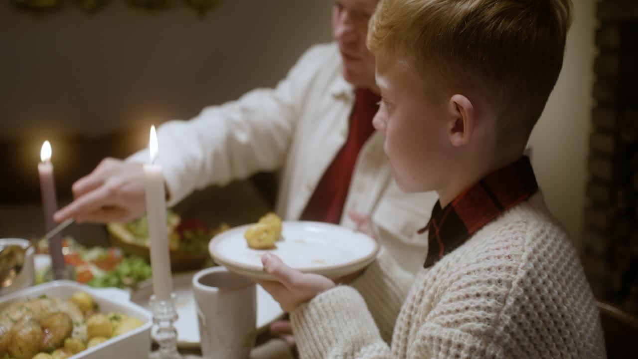 거실에서 새해 전날 축제.