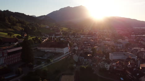 Langer-Flug-über-Die-Stadt-Luzern,-Schweiz