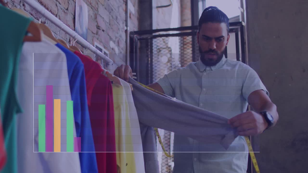 animación del procesamiento de datos sobre el diseñador masculino biracial.