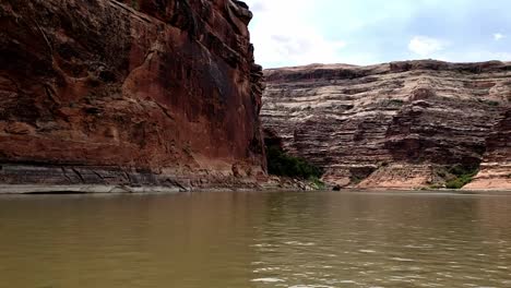 Pan-Of-Canyon-Vom-Fluss-In-Utah