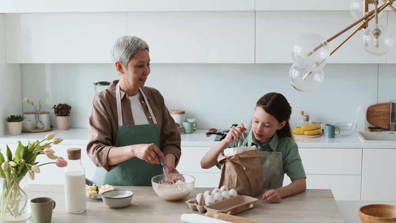 la abuela y la niña horneando