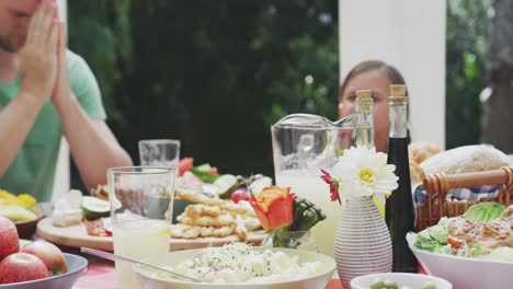 Glückliche-Familie,-Die-Zusammen-Am-Tisch-Isst