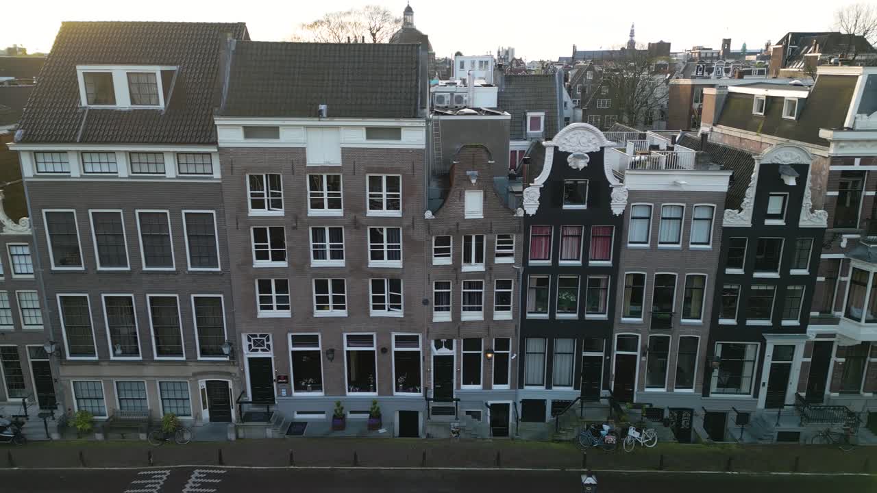 네덜란드 암스테르담에서 해가 뜨는 동안의 운하 주택의 놀라운 공중 풍경
