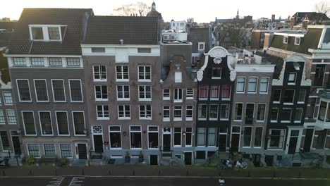 Increíble-Vista-Aérea-De-Las-Casas-Del-Canal-En-Amsterdam,-Países-Bajos-Al-Amanecer.