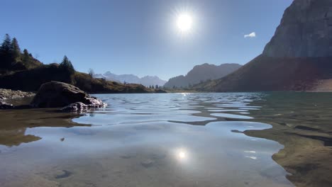 Toma-De-ángulo-Bajo-De-Ondulaciones-De-Agua-En-Un-Lago-De-Montaña.