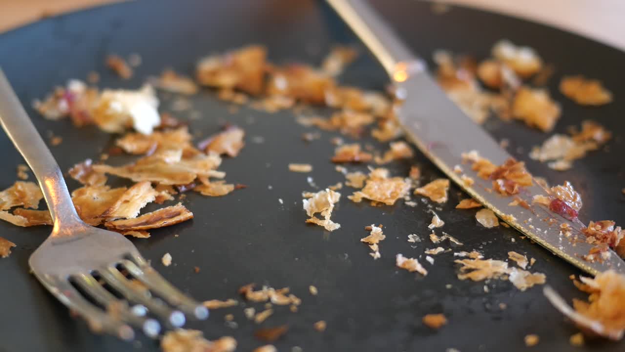 남은 음식이 있는 빈 접시