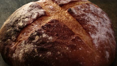 el pan natural recién horneado está en la mesa de la cocina.