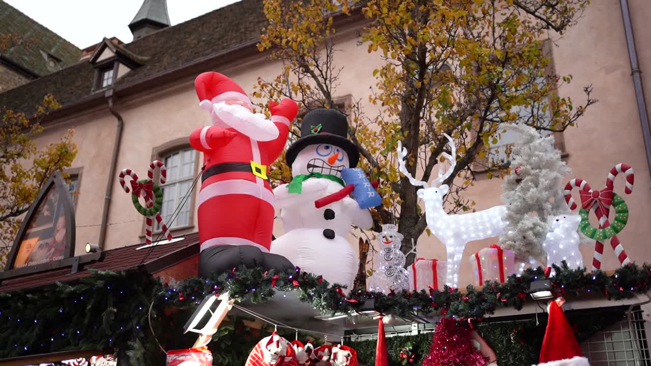 프랑스 콜마르 에 있는 야외 시장 상점 위 에 있는 부풀이 가능한 크리스마스 장식품