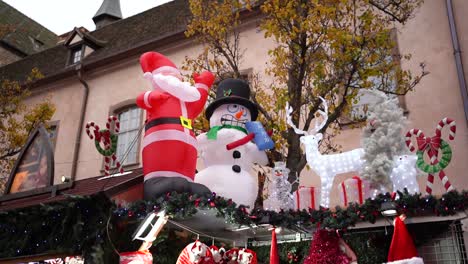 Inflatable-Christmas-decorations-on-top-of-Open-Air-market-stall-in-Colmar,-France