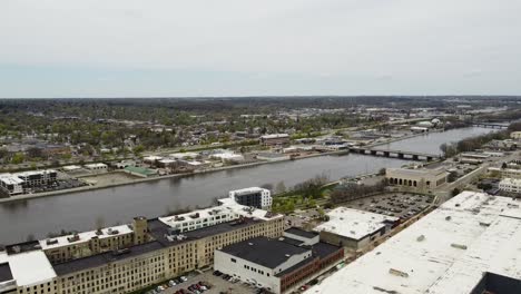 imágenes aéreas de drones en el centro de grand rapids, michigan.