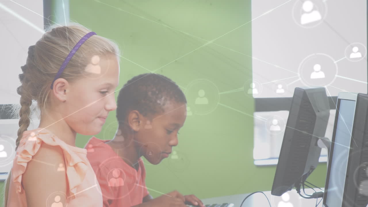 animación de una red de conexiones con íconos sobre diversas niñas que usan computadoras en la escuela
