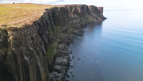 Hohe-Kiltfelsen-In-Schottland-An-Einem-Sonnigen-Und-Ruhigen-Sommertag