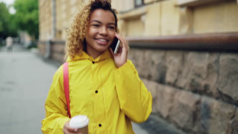 una mujer joven caminando por la ciudad.