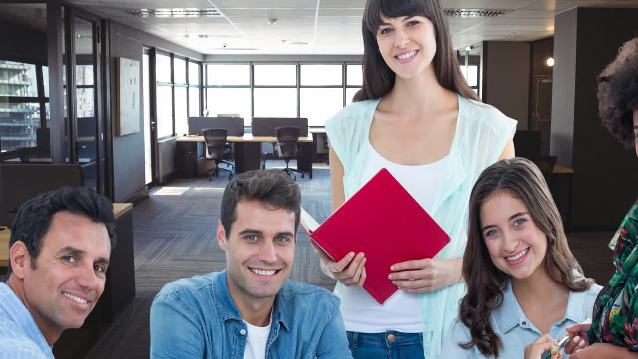 animación de la sonrisa de diversas personas de negocios en la oficina