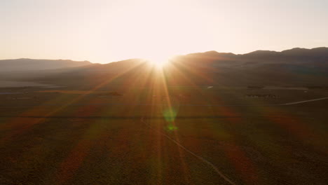 Die-Sierra-Nevada-Bei-Sonnenaufgang-Mit-Im-Hintergrund-Ein-Hotel-Und-Ein-Wohnmobilcampingplatz