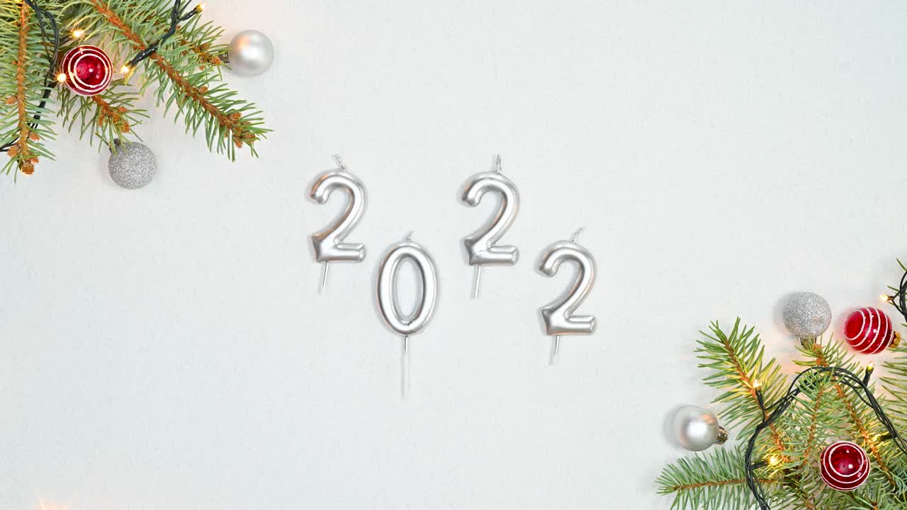 feliz nuevo año 2022 stop motion moviendo números 2022 en tema blanco con arreglo de navidad