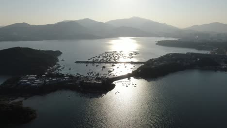 Sonnenuntergang-über-Der-Bucht-Von-Hong-Kong-Einzigartige-Landschaft-Mit-Kleinem-Bootshafen,-Luftbild